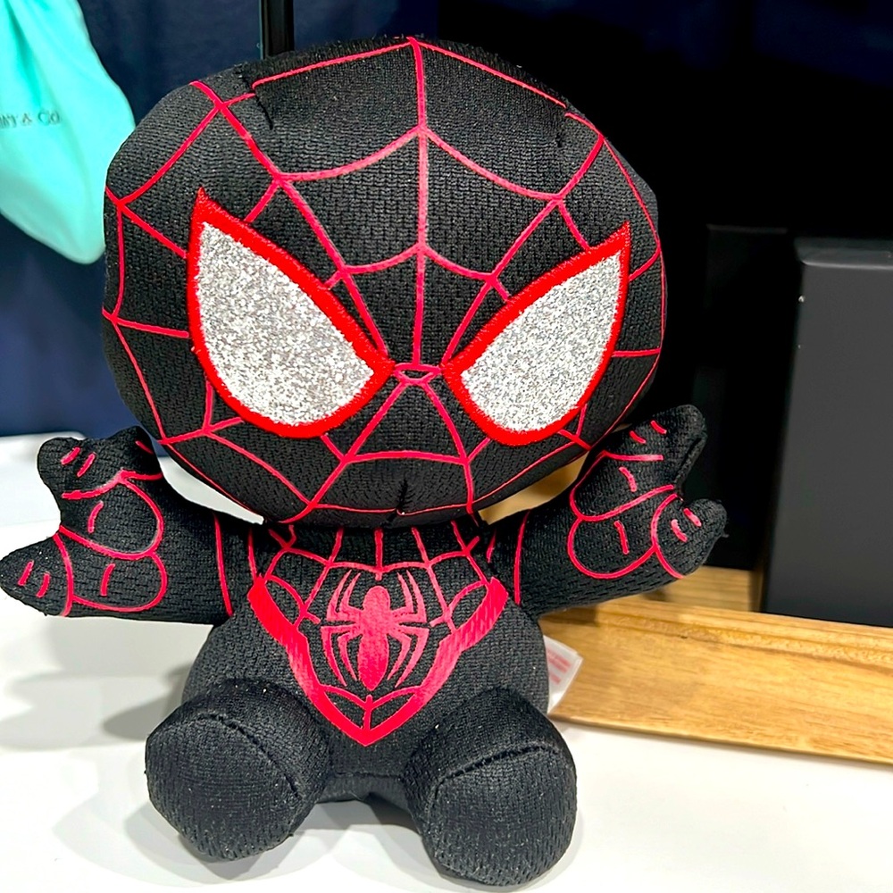 TY Spider-Man
(Miles Morales)
MARVEL
marvel.com
© Marvel Black red sparkle eyes